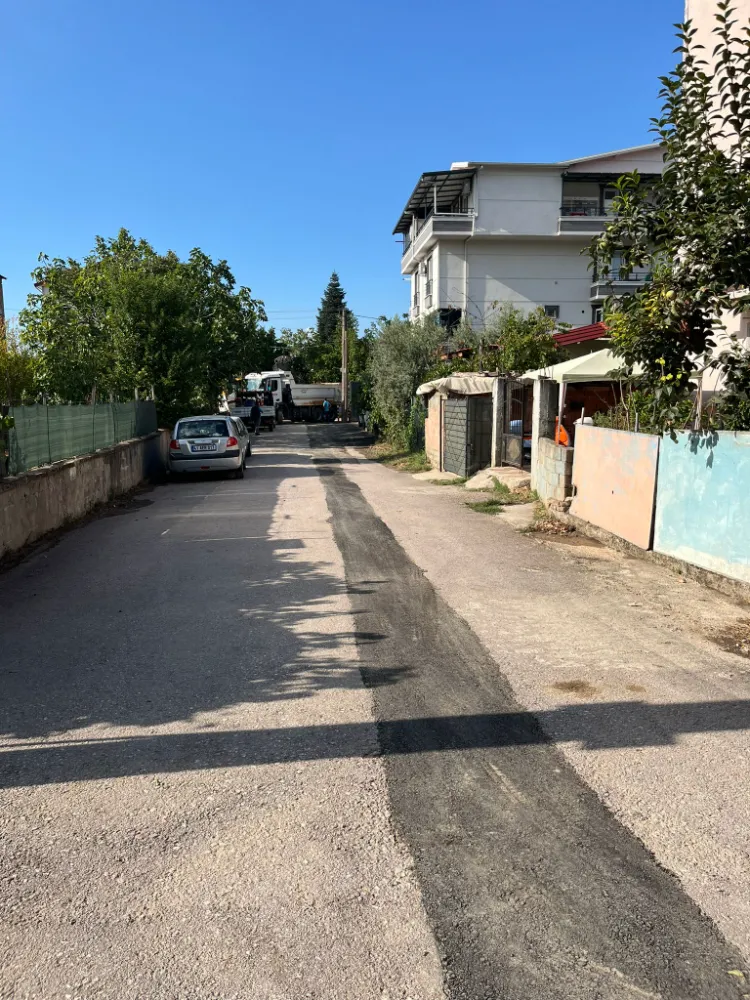 Çiftlik Mahallesi’nde asfalt yama çalışmaları devam ediyor