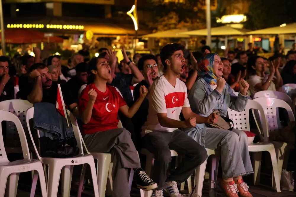 Kocaelililer, mili coşkuyu dev ekranda yaşadı;  Ay-Yıldızlı coşku meydana sığmadı