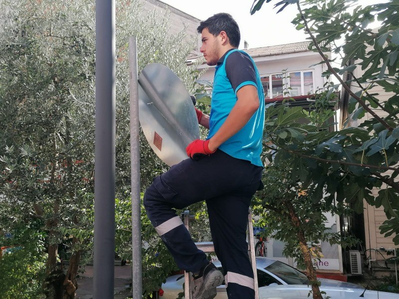 38. sokak’ta uyarı levhaları yenilendi