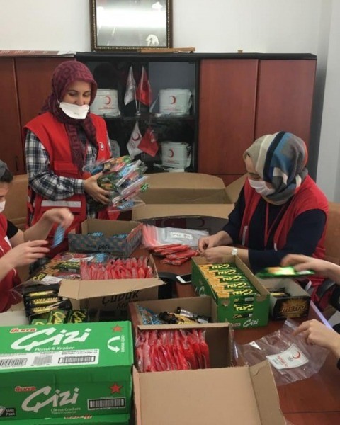 Türk Kızılayı Gölcük Şubesinden çocuklara büyük jest 250 ÇOCUĞA ABUR CUBUR PAKETİ HEDİYE ETTİ