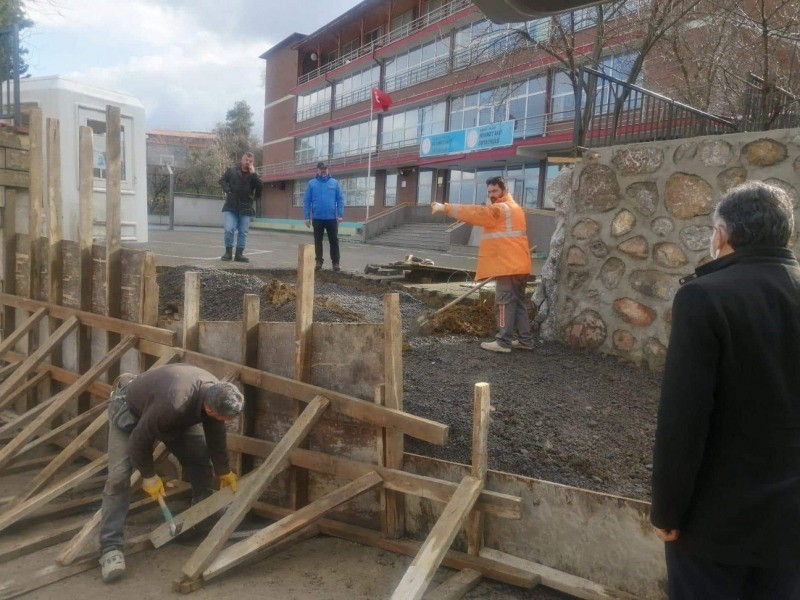 Mehmet Akif İlkokulu ve Ortaokulu’nda araç giriş çalışması yapıldı MÜDÜR MERT ÇALIŞMAYI YERİNDE İNCELEDİ