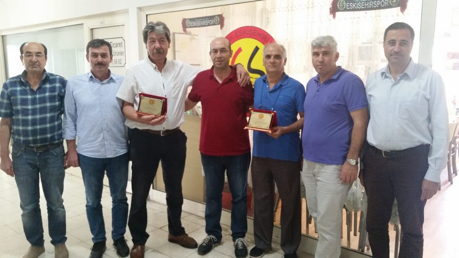 Gölcük Eskişehirliler Derneği  Tersane’den emekli olan hemşehrilerine ŞİLT TAKDİMİNDE BULUNDU