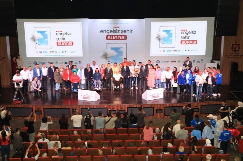 ‘’Engeller kafalarda, engelleri kaldırmanın yolu ise yüreklerdedir’’