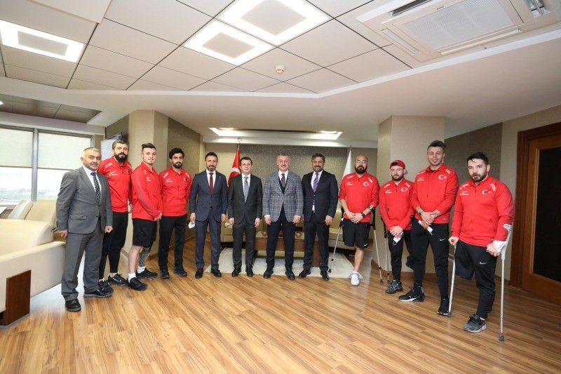 Ampute Futbol Milli Takımı’na Büyükşehir’den otobüs BAŞKAN BÜYÜKAKIN SÖZÜNÜ TUTTU