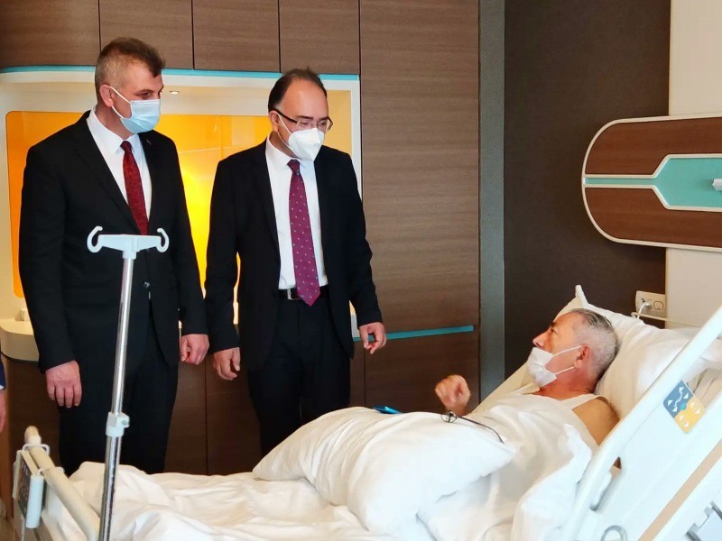 Hastanede tedavi gören Gaziler Dernek Başkanı Mehmet Arslan’a KARABULUT VE SEZER’DEN MORAL ZİYARETİ