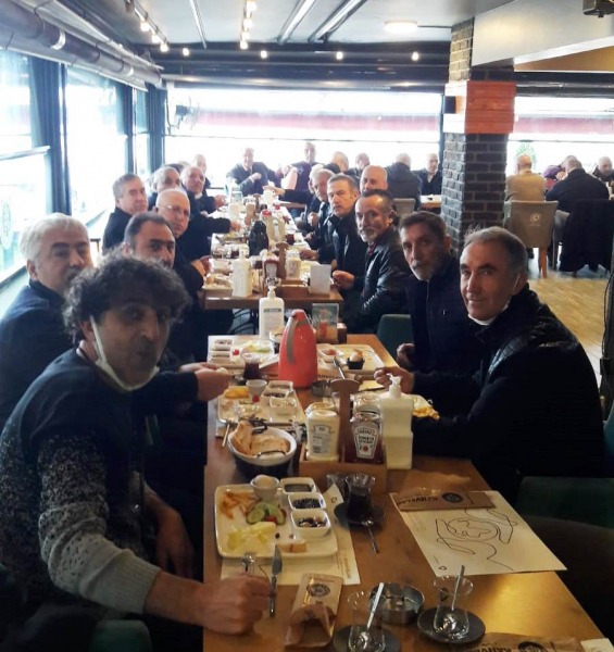 Kahvaltıda bir araya gelen Emekli Polisler birlik mesajı verdi