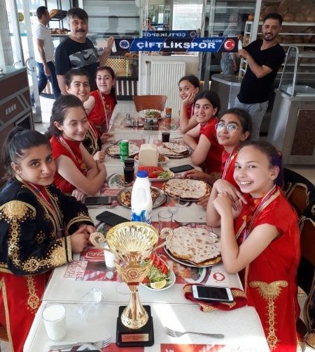 Gölcük Çiflikspor Kulübü Halk Oyunları ekibini yemek programında ağırladı ‘GURURUMUZ OLDUNUZ’