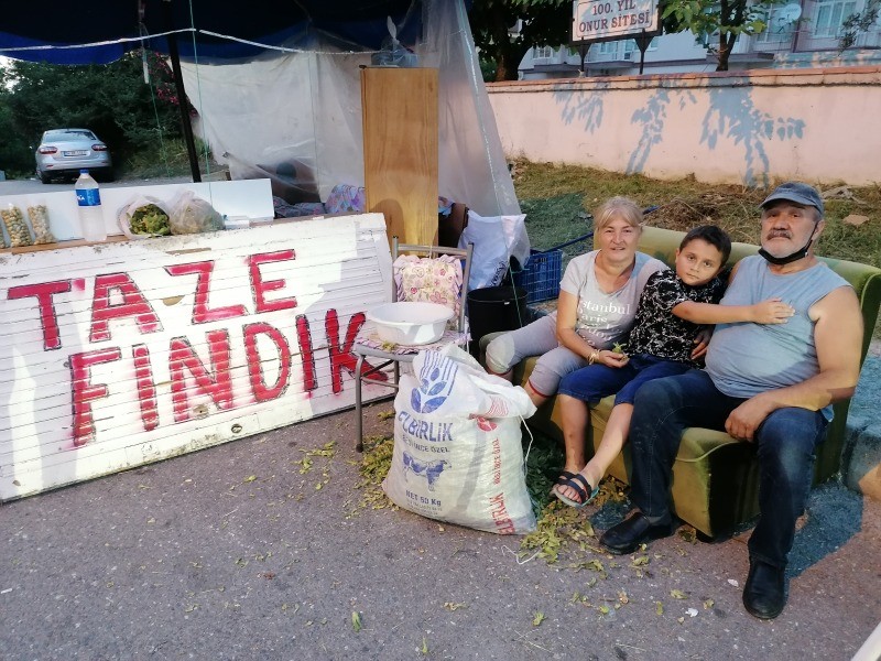 Çanakkale Caddesi’nde kaldırımın üzeri yine otlarla kaplandı