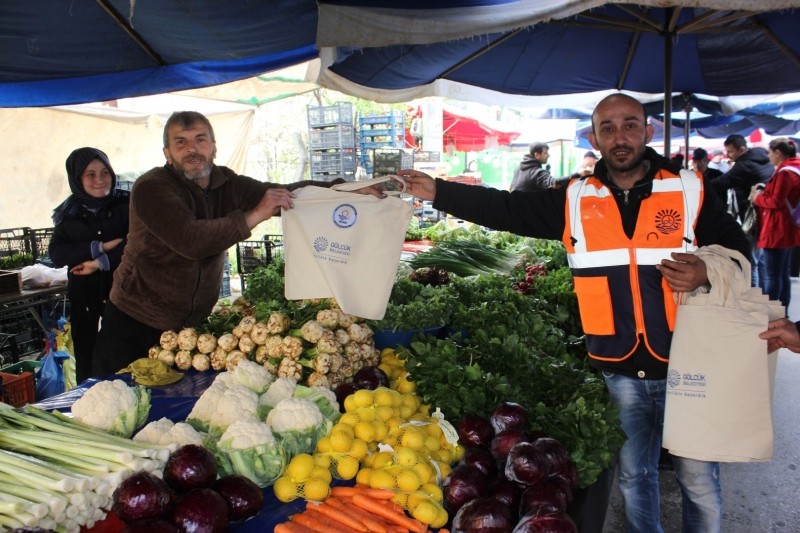 Gölcük Belediyesi Ekipleri Bez Çanta Dağıttı