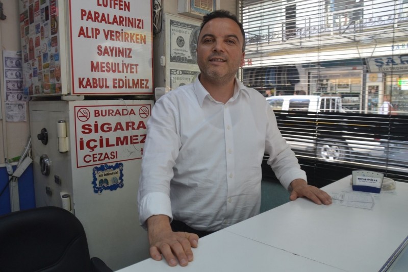 Bektaş Döviz vezne sorumlusu Müjdat Kazanfer,  “DOLAR 6 LİRANIN ÜZERİNDE SEYREDİYOR”