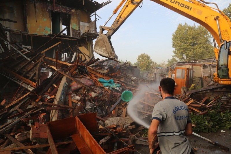 GÖLCÜK BELEDİYESİ 2 METRUK BİNAYI DAHA YIKTI