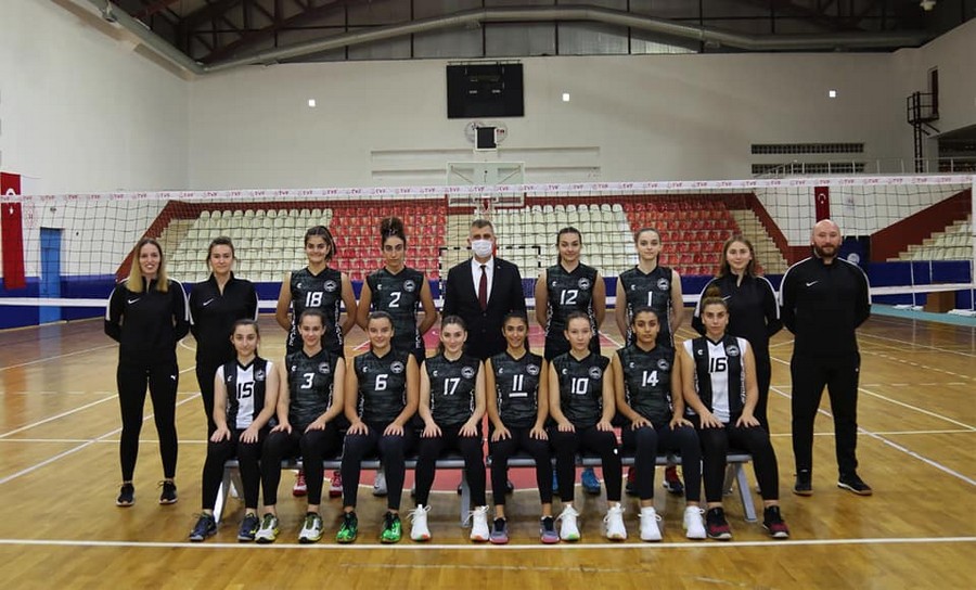 Gölcük Belediye Başkanı Ali Yıldırım Sezer İHSANİYESPOR KADIN VOLEYBOL TAKIMI’Nİ ZİYARET ETTİ