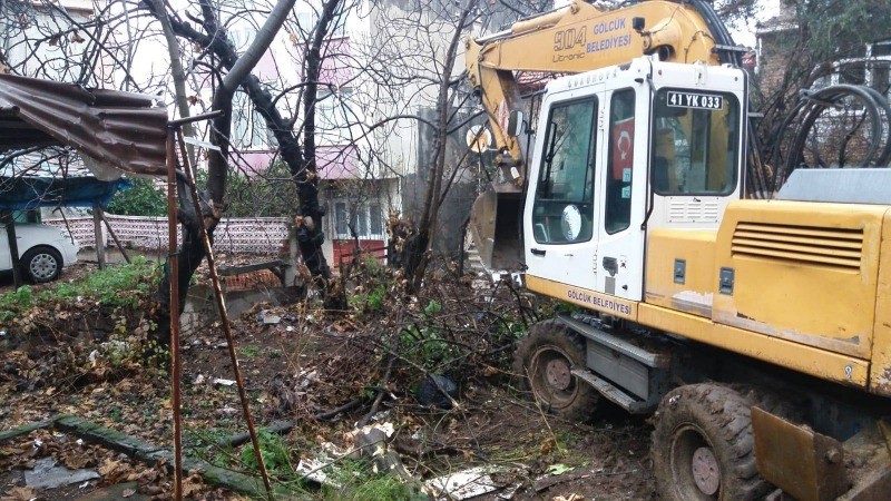 Temizlik İşleri yağmur çamur demeden çalışmaya devam ediyor