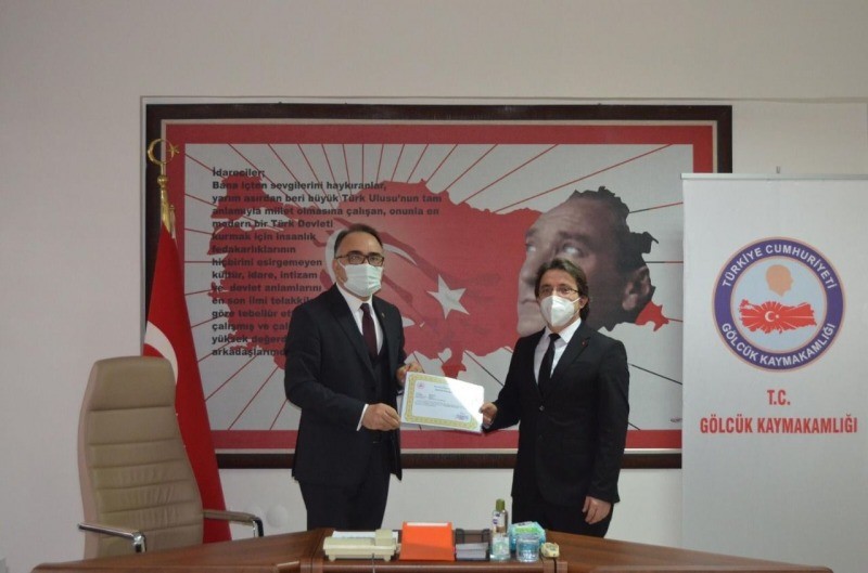 GÖLCÜK NECATİ ÇELİK DEVLET HASTANESİ BAŞHEKİMİNE BAŞARI BELGESİ VERİLDİ