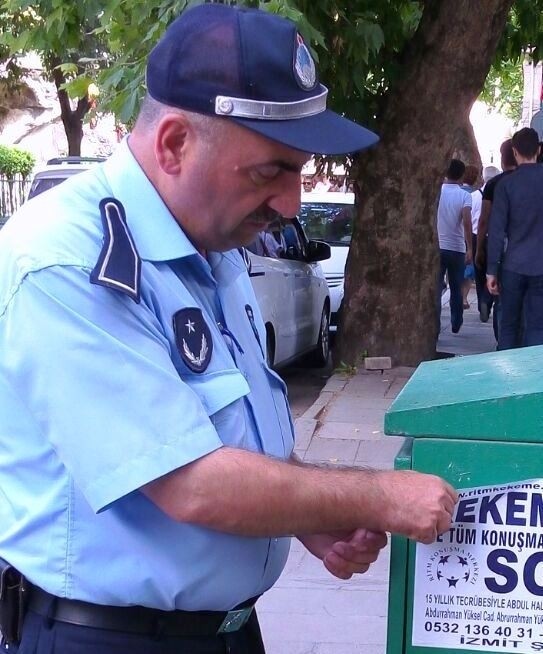 İZMİT BELEDİYESİ ZABITA EKİPLERİ YASAK YERLERE ASILAN AFİŞLERİ TEK TEK TOPLUYOR