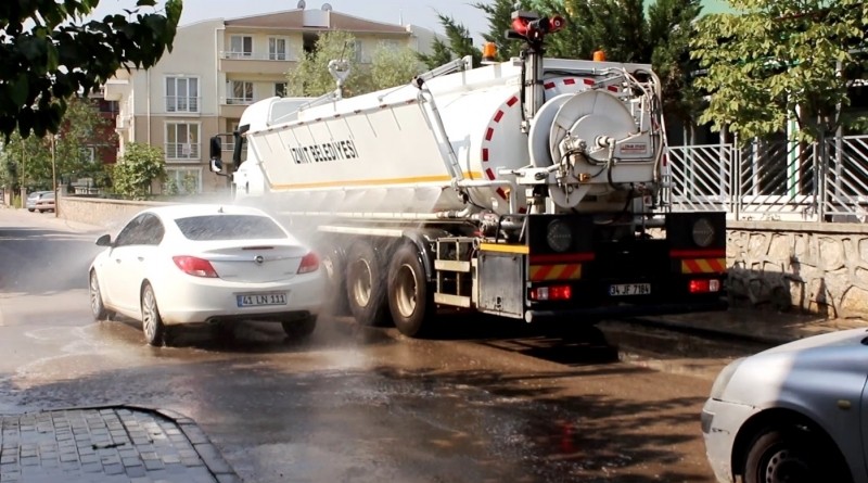 İZMİT’TE 6 ARAÇLA SÜREKLİ YIKAMA VE ISLAMA YAPILIYOR