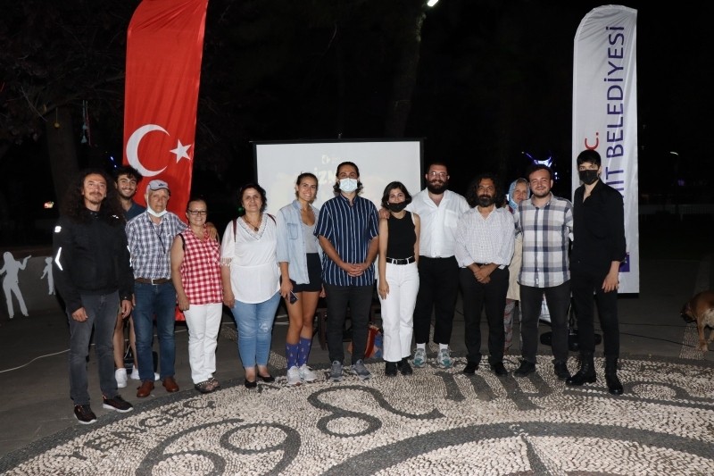 İZMİTLİLER RIFAT ILGAZ VE KEMAL SUNAL’I UNUTMADI