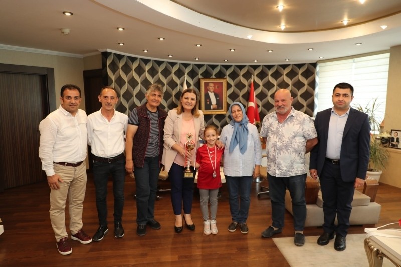 HÜRRİYET, TÜRKİYE SATRANÇ İKİNCİSİ MİNİK BEREN İLE BİR ARAYA GELDİ