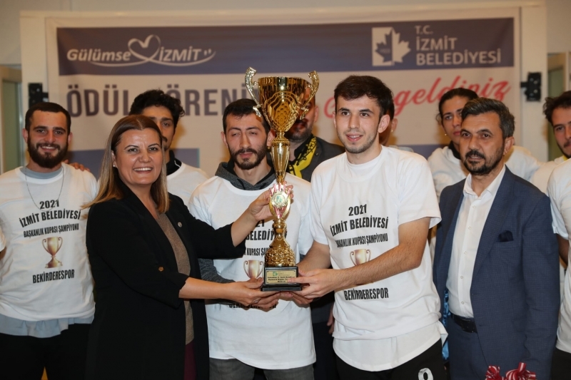 BEKİRDERESPOR’A ŞAMPİYONLUK KUPASINI BAŞKAN HÜRRİYET VERDİ