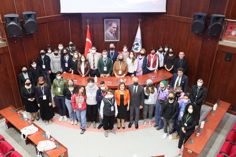 İZMİT BELEDİYESİNDEN YABANCI ÖĞRENCİLERE ÇEVRE KONULU SEMİNER