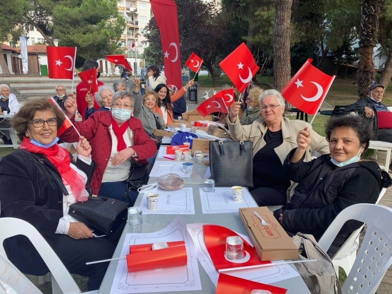EMEKLİ EVLERİNDEN FAYDALANAN VATANDAŞLAR CUMHURİYET BAYRAMINDA UNUTULMADI
