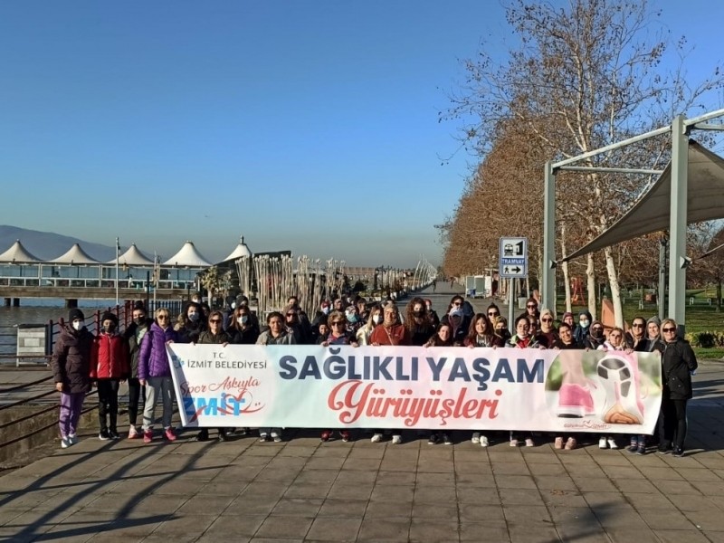 İZMİT BELEDİYESİ ÖNCÜLÜĞÜNDE SAĞLIKLI YAŞAM YÜRÜYÜŞLERİ DEVAM EDİYOR
