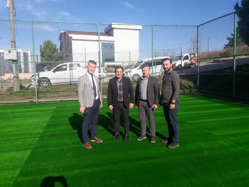 İzmit Belediyesi Ata Park’taki  FUTBOL SAHASININ ZEMİNİNİ YENİLEDİ