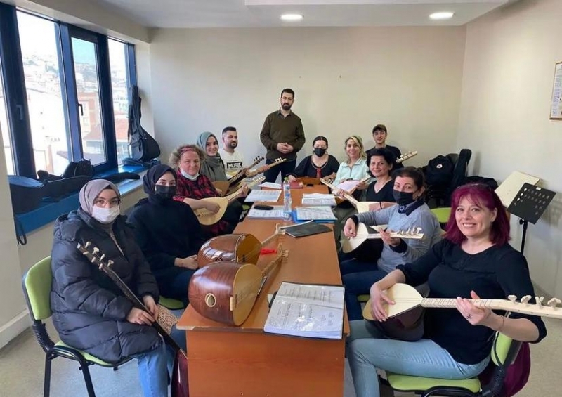 İZMEK BAĞLAMA KURSUNA VATANDAŞLARDAN YOĞUN İLGİ