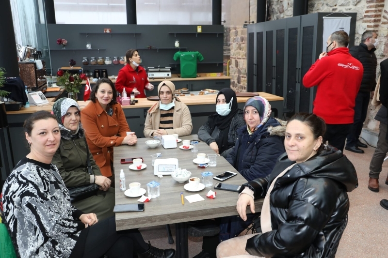 İZMİT BELEDİYESİ KADIN VE AİLE HİZMETLERİ MÜDÜRLÜĞÜ AKÇAKOCALI KADINLARLA BULUŞTU