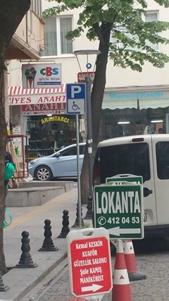 Engelli park alanları belli olmasına rağmen engelli alanları gasp ediliyor