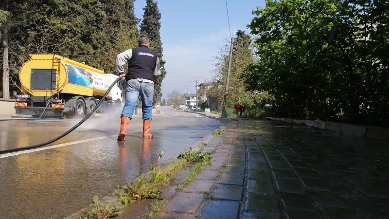 TEMİZ BİR GÖLCÜK İÇİN DURMAKSIZIN ÇALIŞIYORLAR
