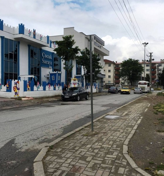 Uyarı tabelalarına zarar üst boyutta