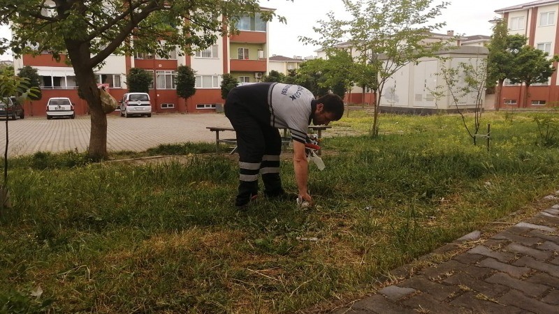 Gölcük’te çocuk parkları düzenli olarak temizlenmeye devam ediliyor