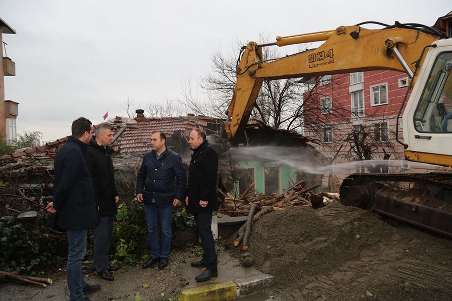 Gölcük’te 10 ayda 35 hasarlı bina yıkıldı HELAL BAŞKAN SEZER’E