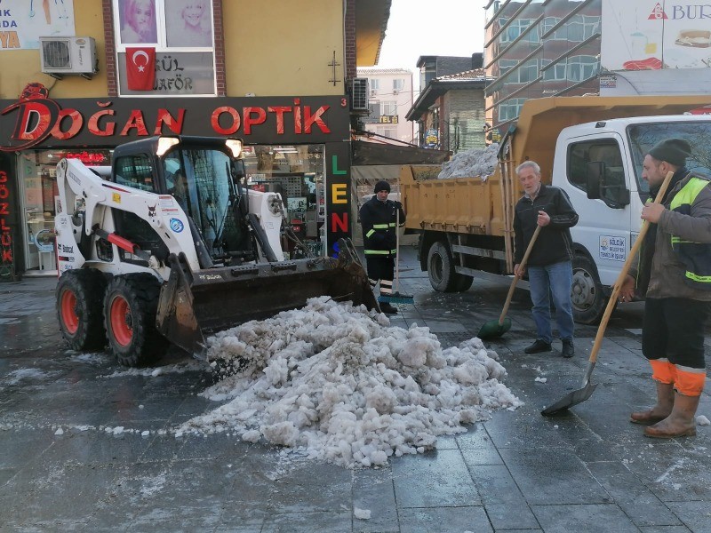 Kocaeli Büyükşehir ve Başkan Tahir Büyükakın DEPREM BÖLGESİNDE HER YERDE
