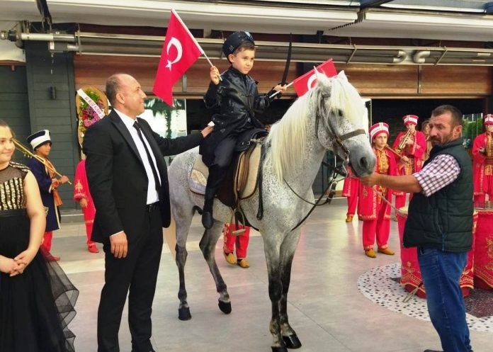 Eren Ailesinin Mutlu Günü YAĞIZ ERDEM EREN ERKEKLİĞE İLK ADIMINI ATTI