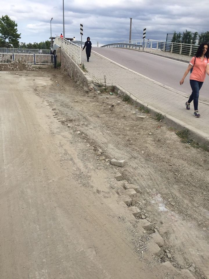 Bozulan parke taşları sürücülere zor anlar yaşatıyor
