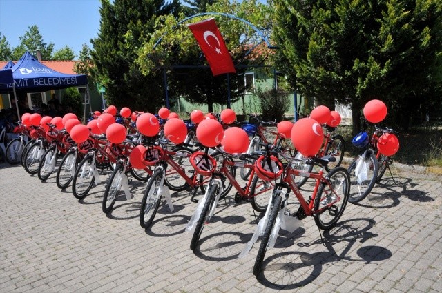 POLİS ÇOCUKLARINA BİSİKLET HEDİYE EDİLDİ