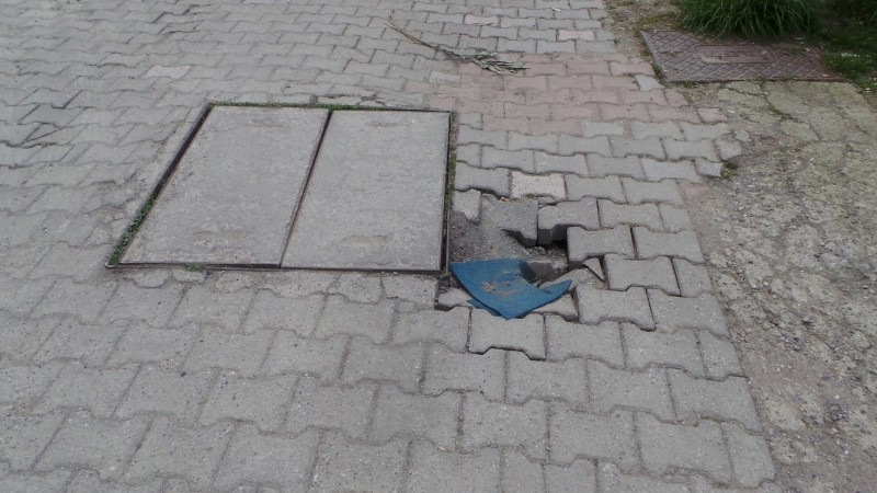 Kapatılan çukur yine eski haline geliyor