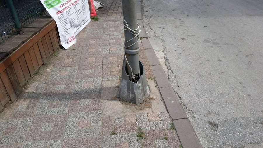 Açıkta duran elektrik kabloları tehlike saçıyor