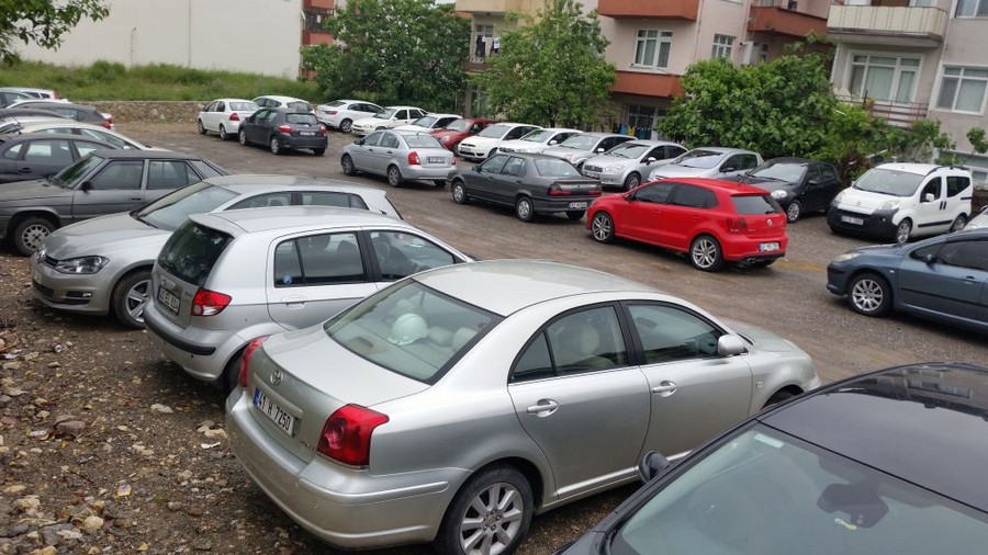 Donanma caddesi üzerindeki ücretsiz otopark YOĞUN İLGİ GÖRÜYOR