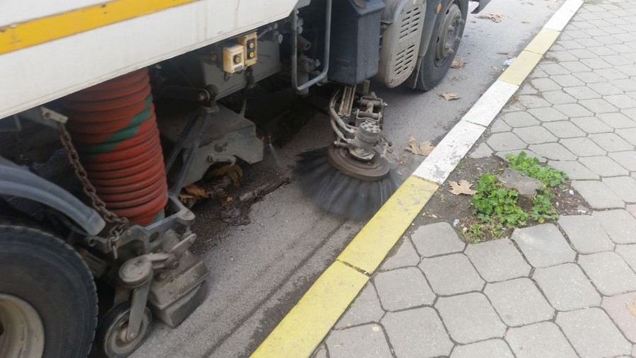 Gölcük’te yollar düzenli olarak temizleniyor