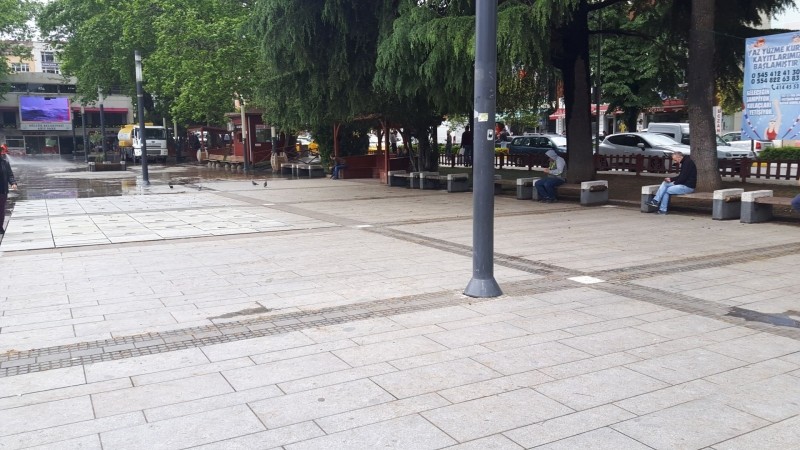 Gölcük’ün en işlek yeri olan Anıtpark’ta  banklar yenilendi