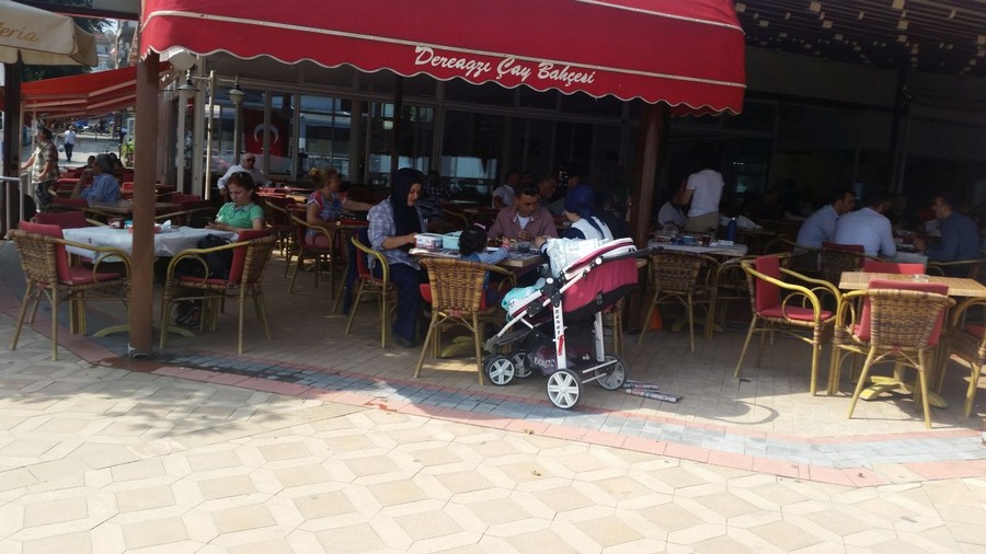 Güzel havayı gören Değirmendereliler sahilin tadını doyasıya çıkardılar