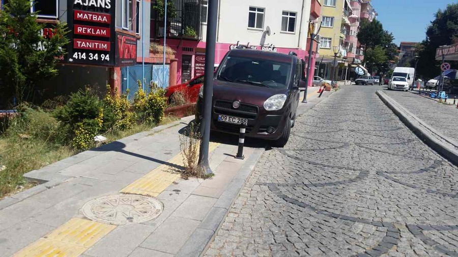 Kaldırıma park etmenin cezası 350 Lira ama GÖLCÜK’TE YASAĞA UYULMUYOR