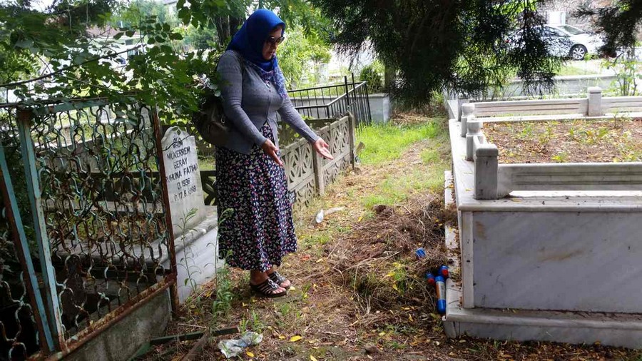 17 Ağustos Mezarlığı’nda bulunan çöpler MEZARLIK ZİYARETİNE GELENLERİ DERİNDEN ÜZDÜ