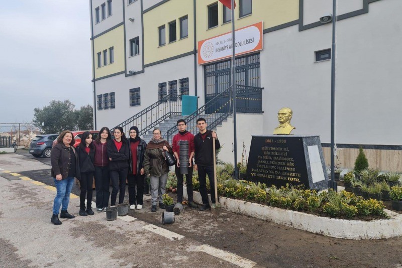 Kocaeli Üniversitesi Gölcük İhsaniye Anadolu Lisesi’nde ’ATATÜRK BÜSTÜ VE OKUL BAHÇESİ BİTKİLENDİRME’ ÇALIŞMASI YAPTI