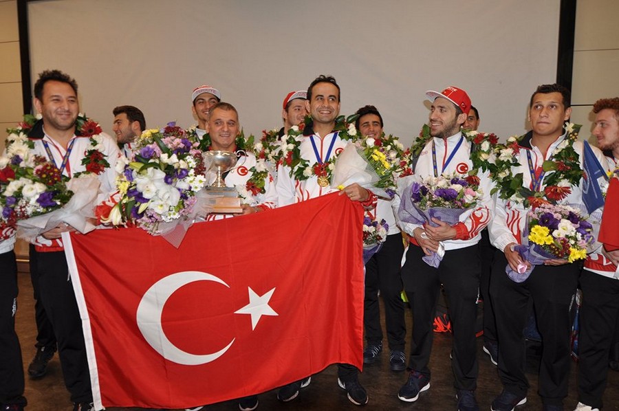 Türkiye’nin gururu Sualtı Hokeyi Milli Takımımız yurda döndü  HARİKA GENÇLER