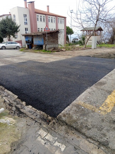 Gölcük’te asfalt yama çalışmaları devam ediyor
