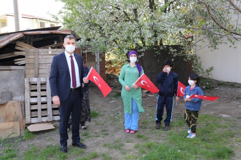 Başkan Sezer çocukları unutmadı